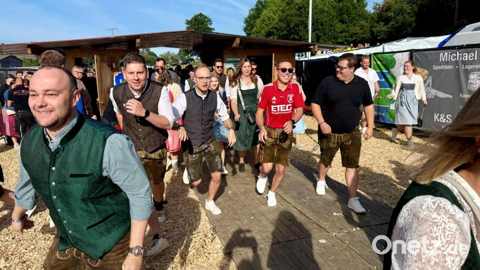Los geht's: Die ersten Kirwabesucher spurten um die besten Plätze im Festzelt. Bild: Gabi Schönberger