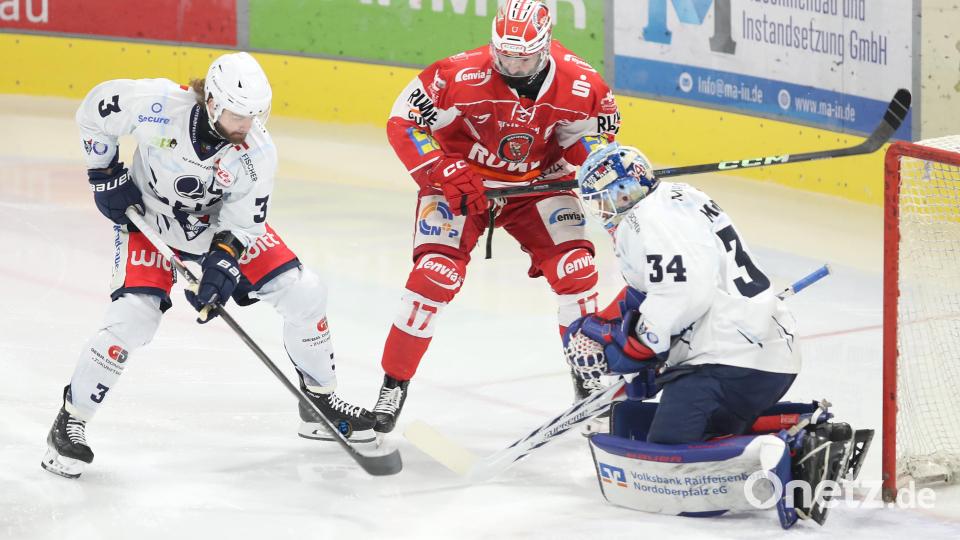 Weidens Kapitän Tommy Muck (links) und Goalie Michael McNiven (rechts) verteidigen gegen Ladislav Zikmund von den Eispiraten Crimmitschau. Die Weidener verloren das Auswärtsspiel am Sonntagabend mit 2:5. Bild: Thomas Heide