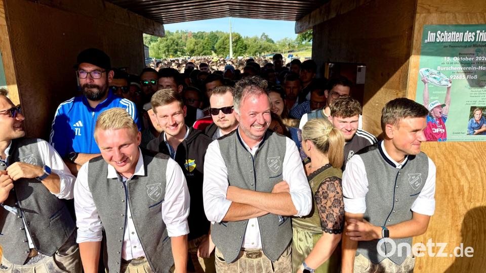 Die Schlange am Einlass ist lang. Gleich geht´s los. Bild: Gabi Schönberger