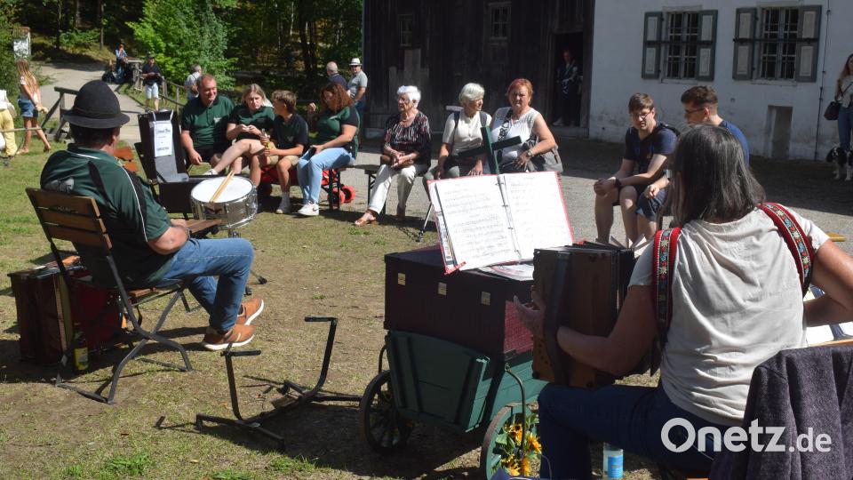 Vor der Rauberweihermühle hat sich die "Loaterwaglmuse" niedergelassen. Den Besuchern hat es gefallen. Bild: Richard Braun