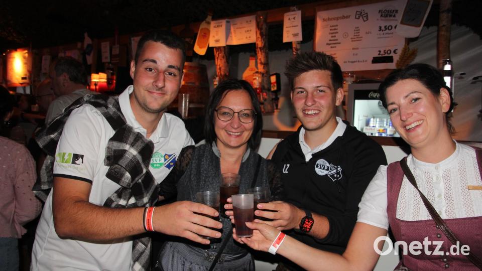 Den Party-Spaß in der Bar genossen diese Vier. Bild: Konrad Rosner
