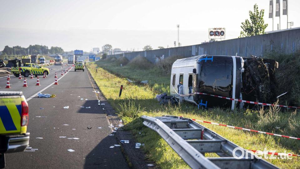 Die 54 Schülerinnen und Schüler sowie 4 Lehrkräfte waren nach Angaben der Schule auf dem Weg nach Paris. Bild: Jeroen Jumelet/ANP/dpa