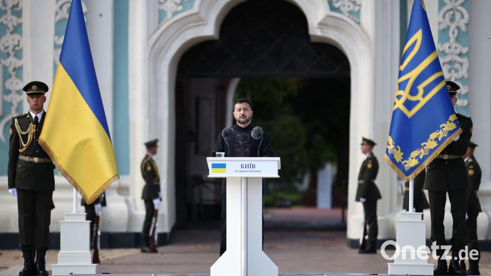 Der ukrainische Präsident Wolodymyr Selenskyj hält vor der Sophienkathedrale eine Rede anlässlich einer Gedenkfeier zum 35. Jahrestag der Unabhängigkeit der Ukraine. Bild: Henry Nicholls/POOL AFP via AP/dpa