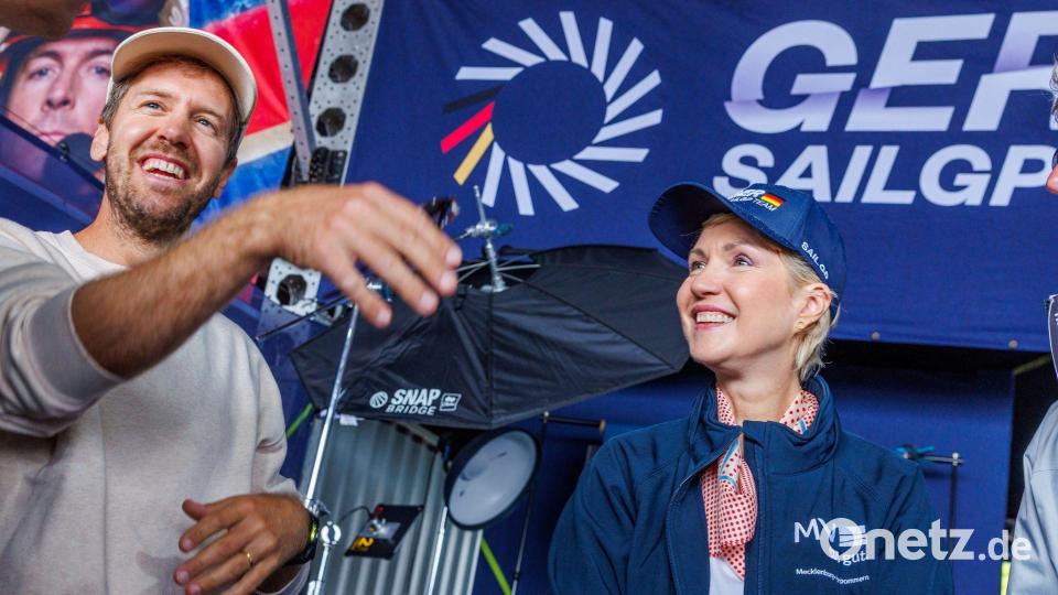 Beim Grand Prix der SailGP in Sassnitz begrüßte Miteigentümer Sebastian Vettel Mecklenburg-Vorpommerns Ministerpräsidentin Manuela Schwesig. Bild: Jens Büttner/dpa