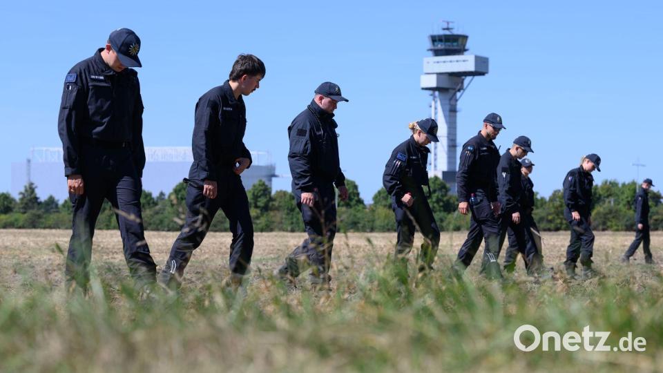Einsatzkräfte durchkämmten nach der Entdeckung der Drohne die Umgebung des Flughafens. (Archivbild) Bild: Hendrik Schmidt/dpa