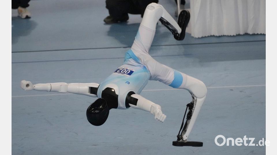 Ein Roboter nimmt bei den World Humanoid Robot Games am Bodenturnen in Peking teil. Bild: Achmad Ibrahim/AP/dpa