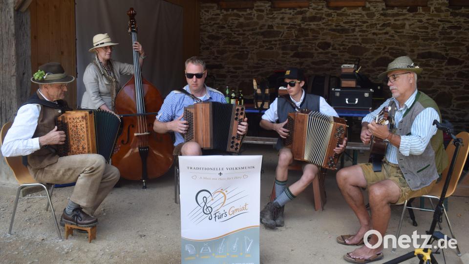 Die fünf Musiker der Kapelle "S'Gmiat" waren echte Könner auf ihren Instrumenten. Im Köstlerwenzelhof hörten ihnen viele Musikfreunde gerne zu. Bild: Richard Braun