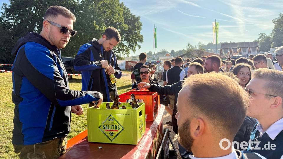 Wie jedes Jahr findet zum Abschluss der Flosser Kirwa der bekannte und beliebte Frühschoppen statt. Einige Besucher warteten bereits lange vor 10 Uhr, um einen möglichst guten Tisch zu bekommen. Bild: Gabi Schönberger