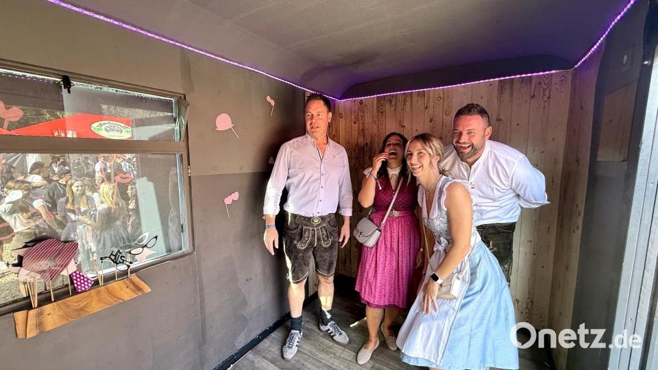 Riesengaudi in der Fotobox beim Flosser-Kirwa-Frühschoppen 2026. Bild: Gabi Schönberger