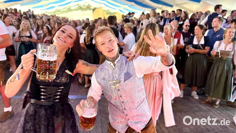 Montagmittag ist beim Kirwa-Frühschoppen schon mächtig Stimmung. Bild: Gabi Schönberger