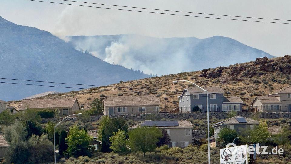 Zehntausende müssen aufgrund des sich weiter ausbreitenden Brandes bei Reno aus ihren Häusern fliehen. Bild: Haven Daley/AP/dpa