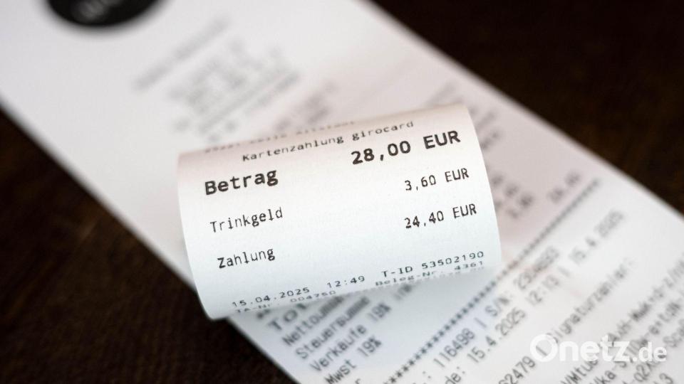 Immer mehr zahlen mit Karte - auch das Trinkgeld. (Symbolbild) Bild: Sina Schuldt/dpa