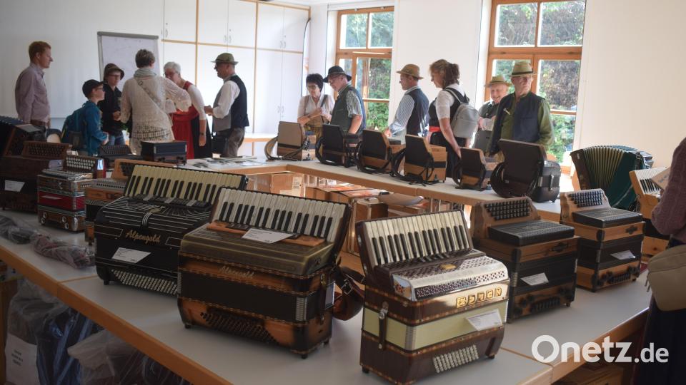Eine große Auswahl steirischer Harmonikas gab es beim Harmonikatag zu bewundern. Jedes Exemplar ist ein Unikat. Bild: Richard Braun
