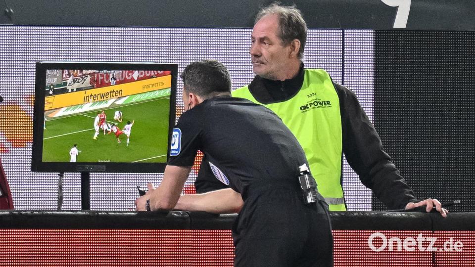 Videobeweis: Bundesliga-Schiedsrichter Felix Zwayer checkt am TV-Schirm. (Archivbild) Bild: Harry Langer/dpa