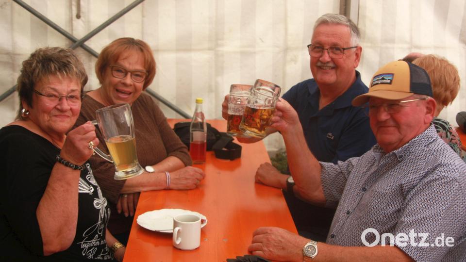 Gute Laune herrschte auch im Festzelt auf dem "O'schnitt" in Gumpen bei Falkenberg. Bild: Werner Robl