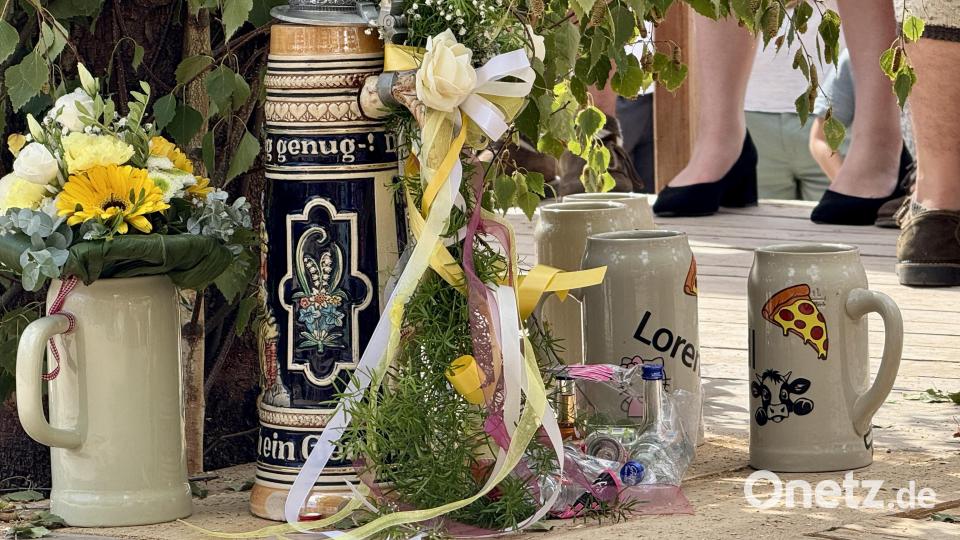 Die Kirwaliesl in guter Gesellschaft. Bild: gri