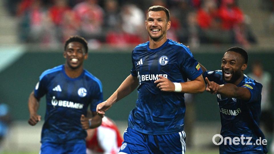 Schalker Torschützen: Junior Adamu (l), Edin Dzeko (M) und Moussa Sylla. Bild: Hendrik Schmidt/dpa