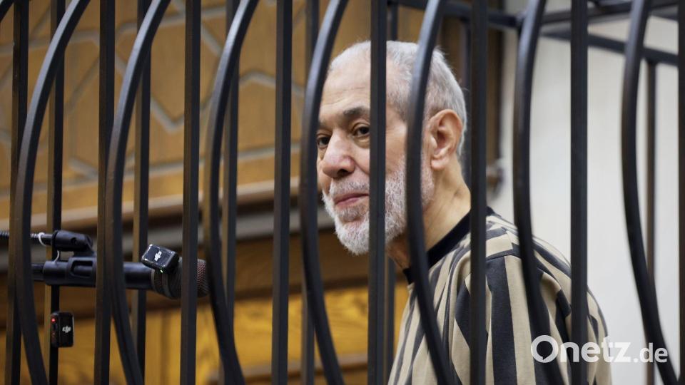 Ahmed Hassun, ehemaliger Großmufti Syriens unter dem gestürzten Präsidenten Assad, steht vor der Urteilsverkündung im Angeklagtenkäfig im Justizpalast in Damaskus. Bild: Ghaith Alsayed/AP/dpa