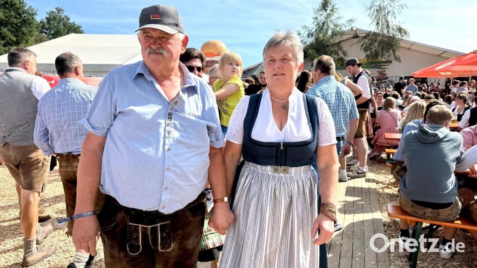 Beim Frühschoppen feiern alt und jung gemeinsam. Bild: Gabi Schönberger