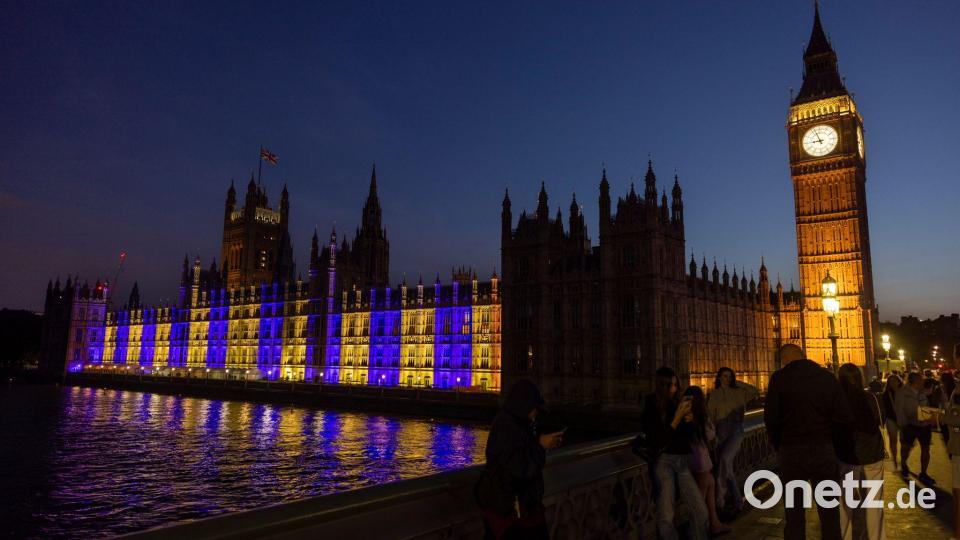 Der Westminster-Palast in London ist blau-gelb beleuchtet. Bild: Corporal Ryan Murray/Mod/PA Wire/dpa
