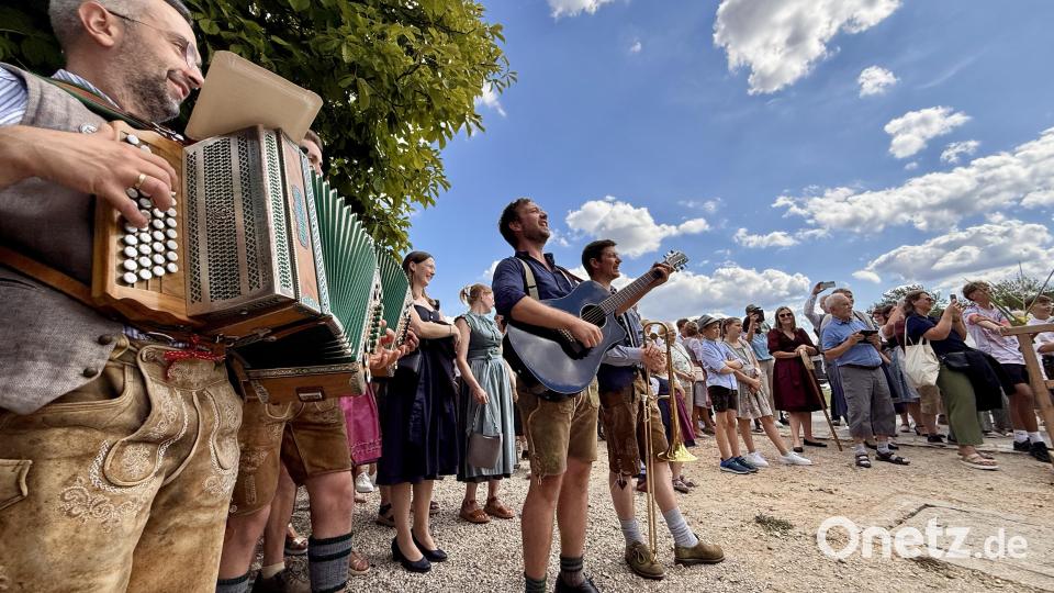 Die Musikanten begleiteten die neun Etsdorfer Kirwapaare beim Baumaustanzen. Bild: gri