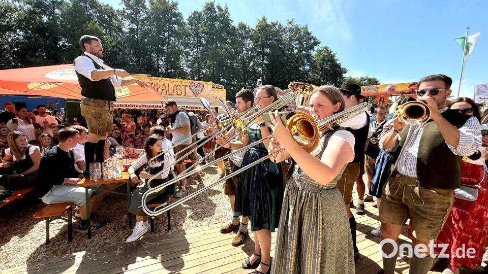 Kurzes Einspielen bevor es ins Festzelt geht. Bild: Gabi Schönberger