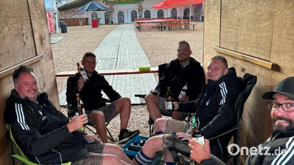 Manche Vereinsmitglieder des SV Altenstadt/Vohenstrauß machten sich in den frühen Morgenstunden auf Klappstühlen gemütlich, um die besten Plätze beim Frühschoppen abzustauben. Bild: SV Altenstadt/Vohenstrauß