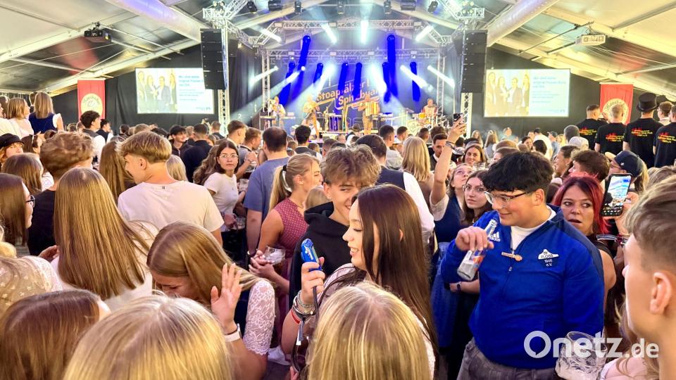 Dicht gedrängt stehen die Besucher im Festzelt. Bild: Gabi Schönberger