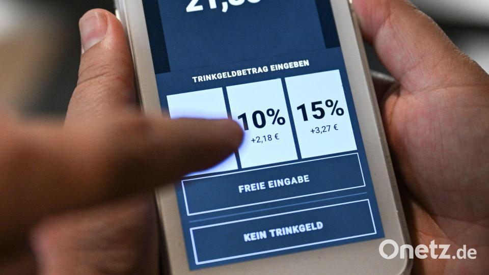 Welches Feld auf der Anzeige tippt man fürs Trinkgeld im Restaurant an? (Symbolbild) Bild: Jens Kalaene/dpa