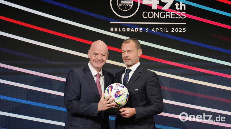 Aleksander Ceferin (r) will kein FIFA-Präsident werden, Gianni Infantino soll es seiner Meinung nach aber nicht bleiben. (Archivbild) Bild: Darko Vojinovic/AP/dpa