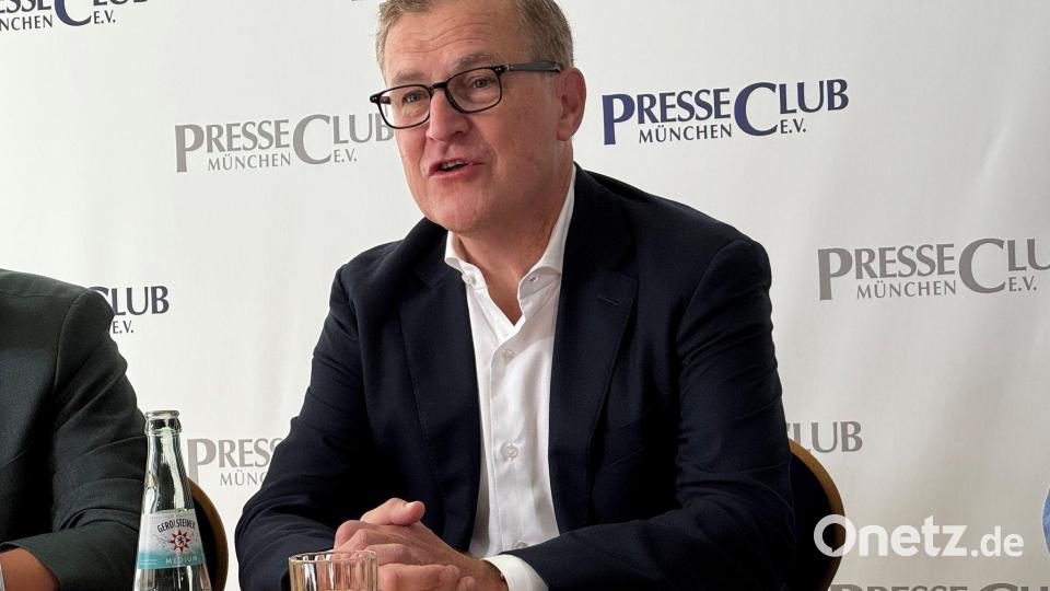 Jan-Christian Dreesen und der FC Bayern verlängern die Zusammenarbeit. (Archivbild) Bild: Christian Kunz/dpa