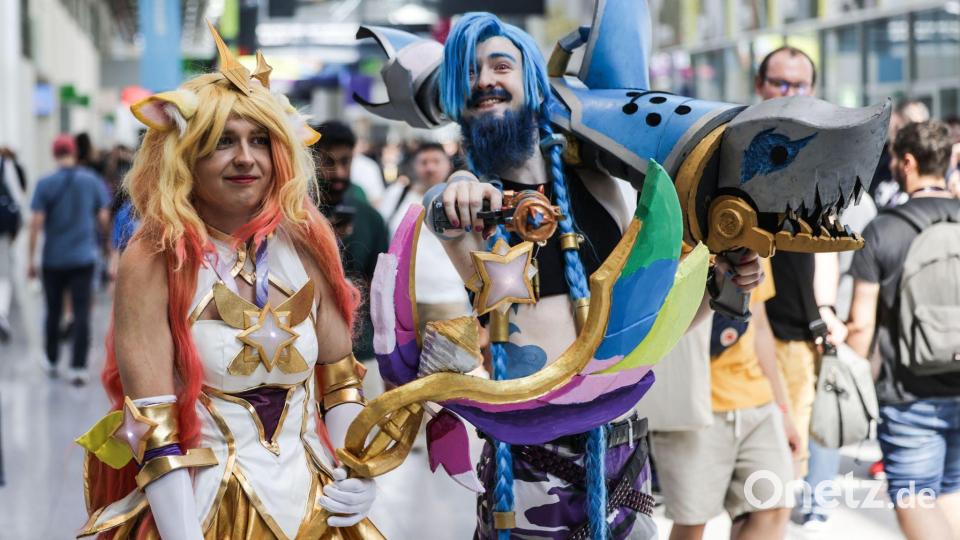 Bei der Gamescom kommen immer wieder einige Besucherinnen und Besucher als Cosplayer bunt kostümiert. (Archivbild) Bild: Oliver Berg/dpa