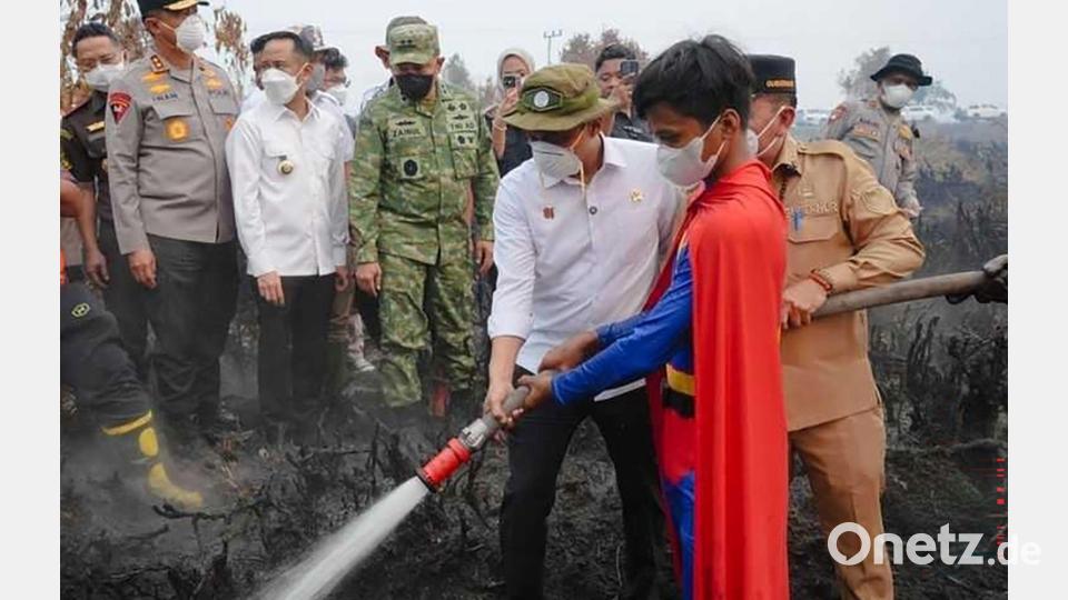 Der junge „Superman“ gilt schon jetzt als Symbolfigur im Kampf gegen die Flammen. Bild: Forestry Ministry Indonesia/dpa
