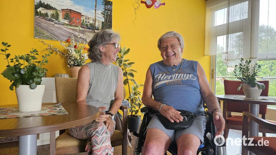 Maria Müller und Ernst Schmer im Seniorenheim "Am Sand" in Wernberg-Köblitz. "Man fühlt sich wieder als Mensch", sagt Ernst Schmer. Die Radtouren würden ihm ein Stück Selbstständigkeit zurückgeben. Bild: Sonja Kaute