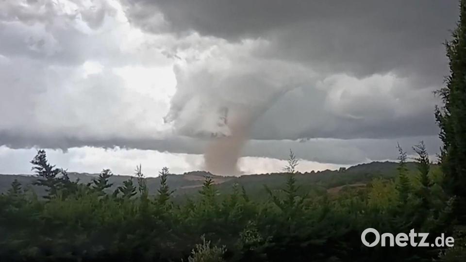 Der Tornado verwüstete Teile des Ortes. Bild: Cyrille Kaldor/UGC via AFP/dpa