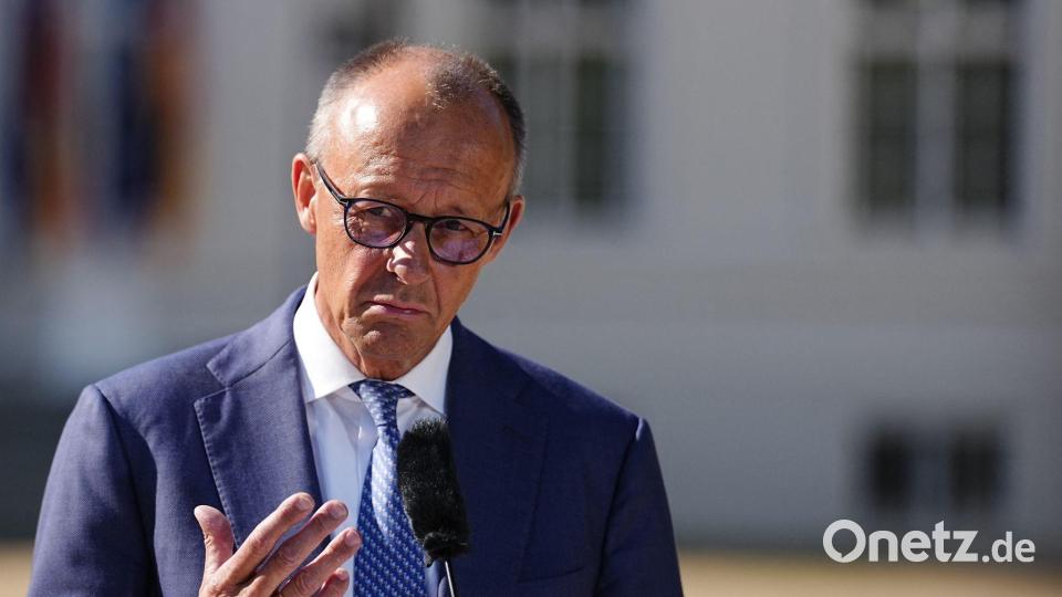 Bundeskanzler Friedrich Merz (CDU) spricht vor Beginn der Klausurtagung der Bundesregierung im Schloss Neuhardenberg. Bild: Kay Nietfeld/dpa