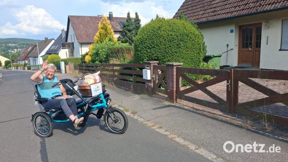 Ernst Schmer freut sich, dass er mit Maria Müller und dem Tandem-E-Bike zu seinem Elternhaus in Wernberg-Köblitz fahren konnte, obwohl er selbst nicht mehr alleine Radfahren kann. Bild: Maria Müller