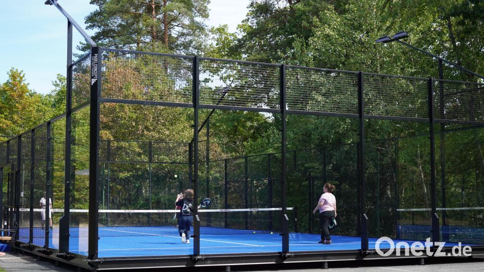 Gut ausgebucht ist der neue Padel-Court in Grafenwöhr. Das Konzept dahinter ist außergewöhnlich und verschafft dem Tennisclub einigen Zulauf. Bild: Jürgen Masching