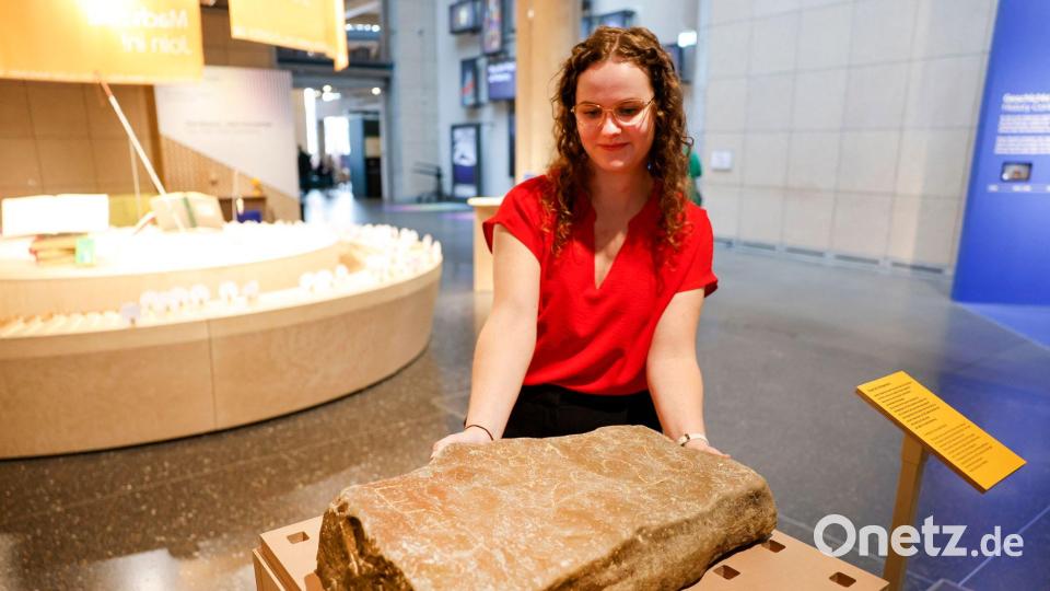 Lotta Westdorf, Mitarbeiterin des Hauses der Geschichte in Bonn, zeigt den von ihr aus dem Rhein geborgenen Hungerstein. Bild: Thomas Banneyer/dpa