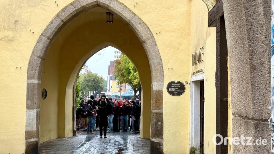 Um 17.30 Uhr starten die dunkel gekleideten Ultras aus Regensburg den Fanmarsch durch das Untere Tor. Bild: Gabi Schönberger