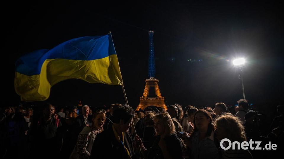 Der Eiffelturm ist zu Ehren des ukrainischen Unabhängigkeitstags und anlässlich des vierten Jahrestags der russischen Invasion in der Ukraine in den Farben der Ukraine beleuchtet. Bild: Aurelien Morissard/AP/dpa