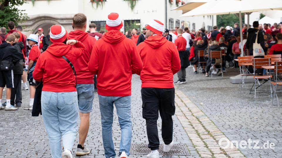 Schon seit dem Nachmittag färbte sich die Weidener Innenstadt rot und weiß. Die Mützen schützten immerhin gegen den Regen. Bild: Gabi Schönberger