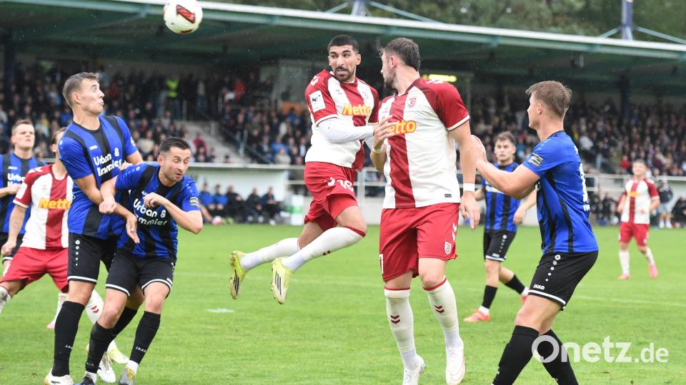 Die Weidener Abwehr versucht einen Kopfball von Jahn-Spieler Erik Majetschak (Zweiter von rechts) zu klären. Bild: Gerhard Büttner
