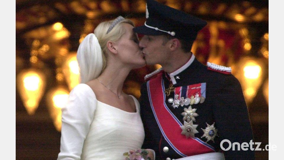 Am 25. August 2001 heirateten Kronprinz Haakon und Mette-Marit. (Archivbild) Bild: Martin Athenstädt/dpa
