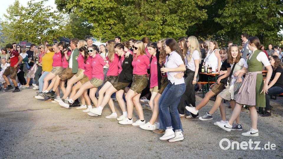 Beim Sirtaki machte die Band einen musikalischen Abstecher nach Griechenland und alle machten begeistert mit. Bild: nib