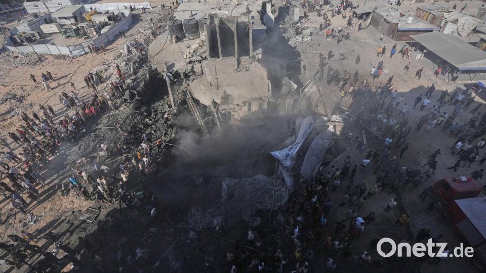 Palästinenser versammeln sich in Gaza und begutachten die Trümmer eines Gebäudes, das bei einem israelischen Luftangriff zerstört wurde. Bild: Jehad Alshrafi/AP/dpa