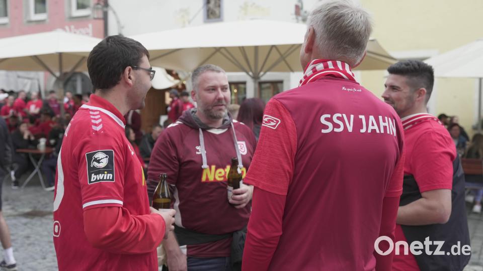 Vor dem Marsch trinken die Gästefans in Weiden einige Biere. Bild: Gabi Schönberger