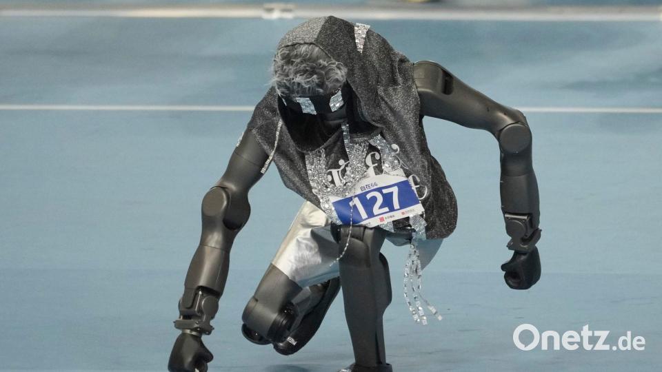 Ein humanoider Roboter nimmt bei den World Humanoid Robot Games am Breakdance-Wettbewerb in Peking teil. Bild: Achmad Ibrahim/AP/dpa