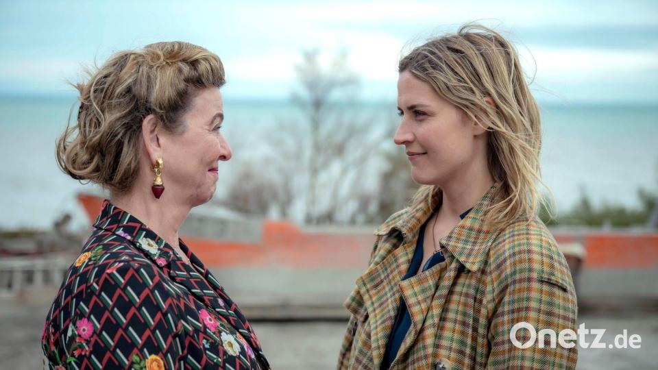 Lissi (Morgane Ferru, r.) und ihre Mutter Silvia (Margarita Broich) finden neu zueinander. Bild: Christine Rogoll/ARD/dpa