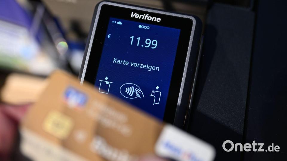Viele Einkäufe werden bargeldlos bezahlt, oft kontaktlos quasi im Vorbeigehen. (Symbolbild) Bild: Bernd Weißbrod/dpa
